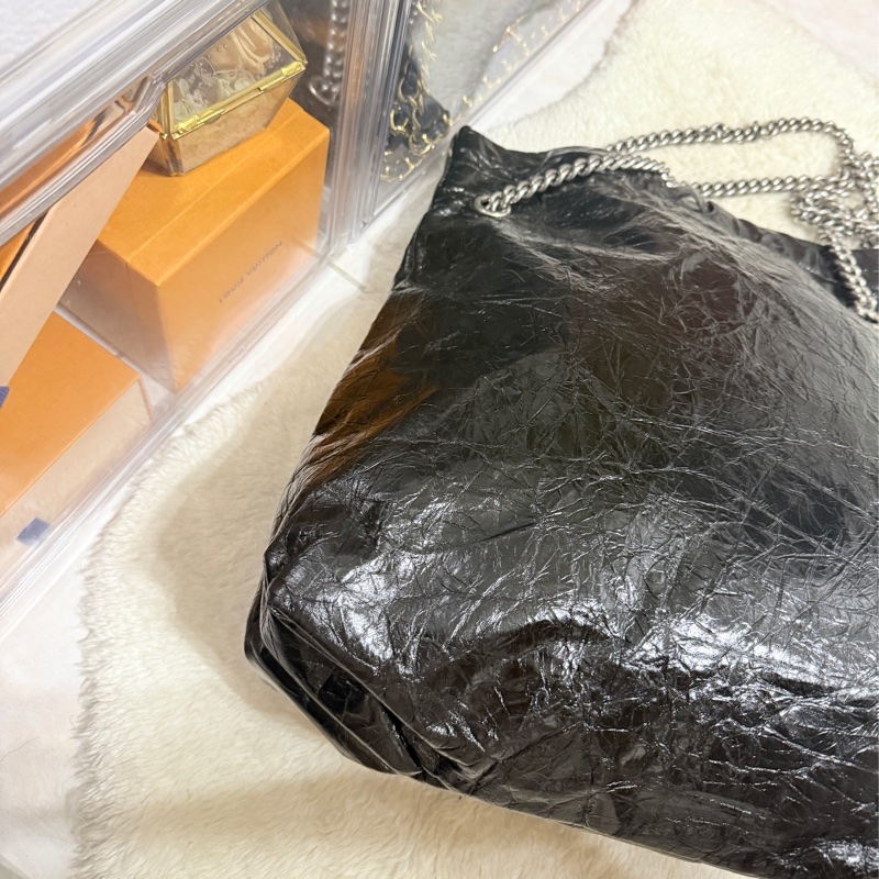 未使用品✨市場最甜價了🫶🏻男生揹起來也非常好看！三種揹法的實用包🖤巴黎世家的購物包 22包 黑色揉皺牛皮 可以斜背 肩背 香奈兒的流浪包揹法-16