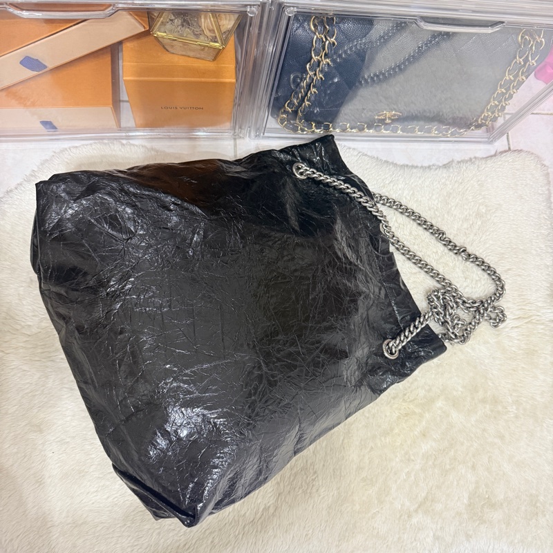 未使用品✨市場最甜價了🫶🏻男生揹起來也非常好看！三種揹法的實用包🖤巴黎世家的購物包 22包 黑色揉皺牛皮 可以斜背 肩背 香奈兒的流浪包揹法-17