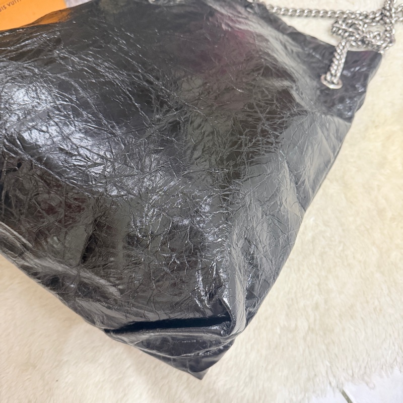 未使用品✨市場最甜價了🫶🏻男生揹起來也非常好看！三種揹法的實用包🖤巴黎世家的購物包 22包 黑色揉皺牛皮 可以斜背 肩背 香奈兒的流浪包揹法-18