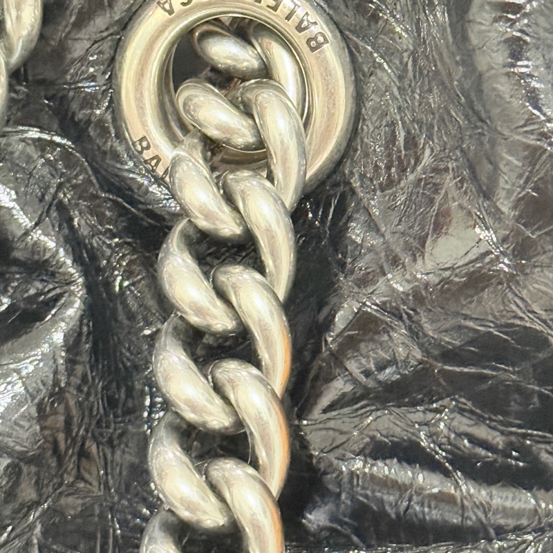 未使用品✨市場最甜價了🫶🏻男生揹起來也非常好看！三種揹法的實用包🖤巴黎世家的購物包 22包 黑色揉皺牛皮 可以斜背 肩背 香奈兒的流浪包揹法-20