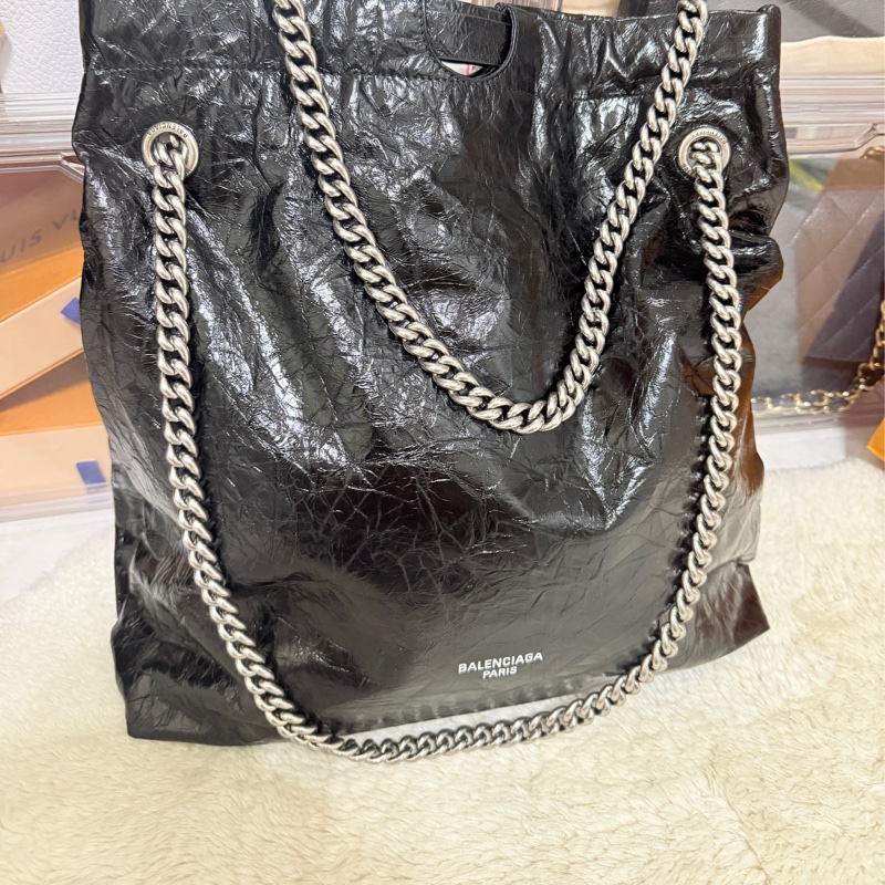 未使用品✨市場最甜價了🫶🏻男生揹起來也非常好看！三種揹法的實用包🖤巴黎世家的購物包 22包 黑色揉皺牛皮 可以斜背 肩背 香奈兒的流浪包揹法-22