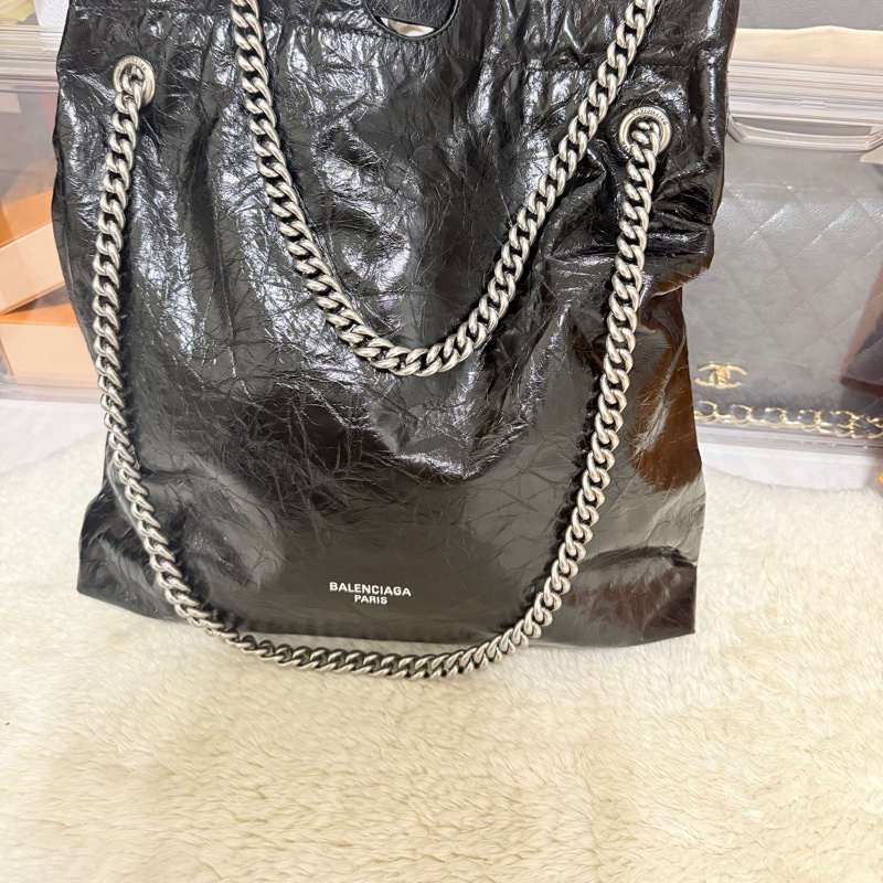 未使用品✨市場最甜價了🫶🏻男生揹起來也非常好看！三種揹法的實用包🖤巴黎世家的購物包 22包 黑色揉皺牛皮 可以斜背 肩背 香奈兒的流浪包揹法-23