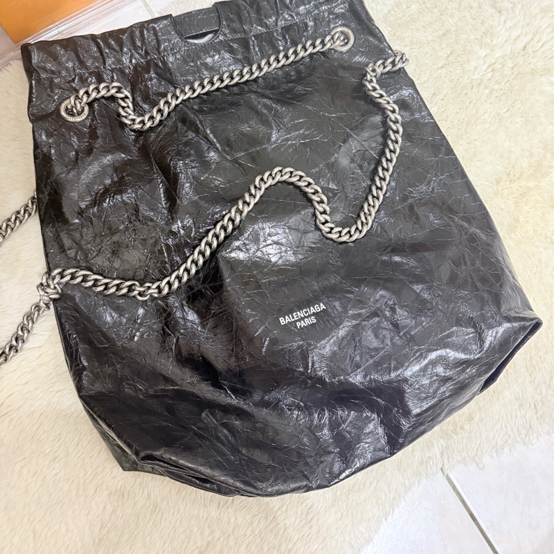 未使用品✨市場最甜價了🫶🏻男生揹起來也非常好看！三種揹法的實用包🖤巴黎世家的購物包 22包 黑色揉皺牛皮 可以斜背 肩背 香奈兒的流浪包揹法-25