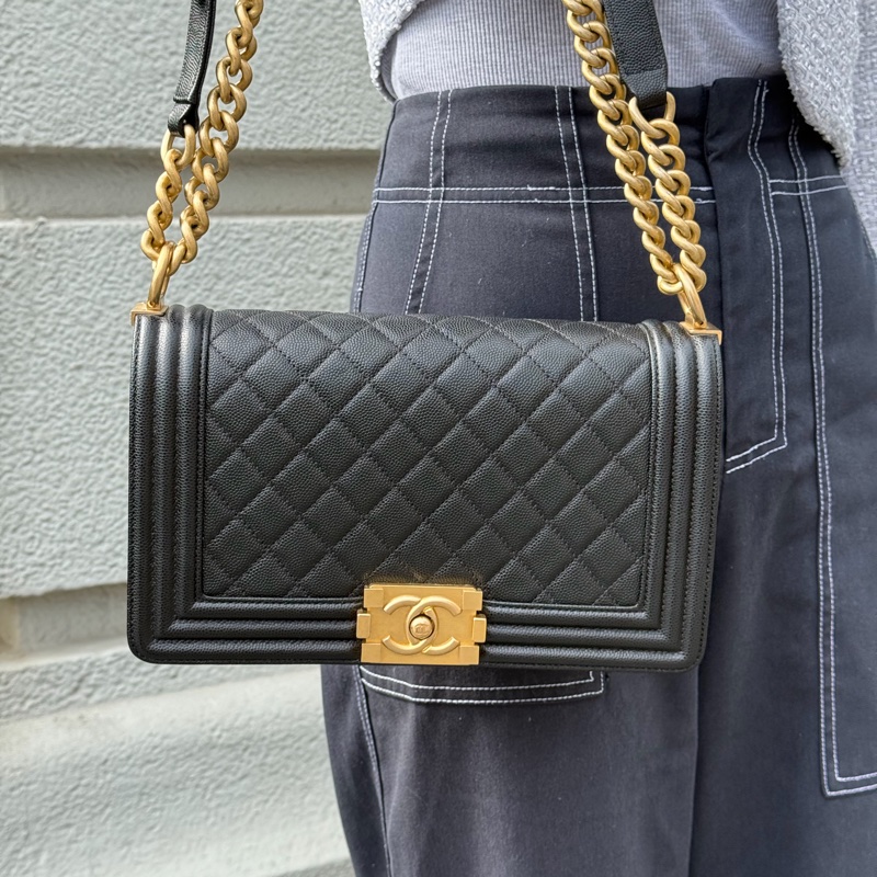 【99.9新 ✨ 全網最低價！】有保卡 Chanel香奈兒 Leboy 中號 黑金 荔枝牛皮 現貨好價❤️-1