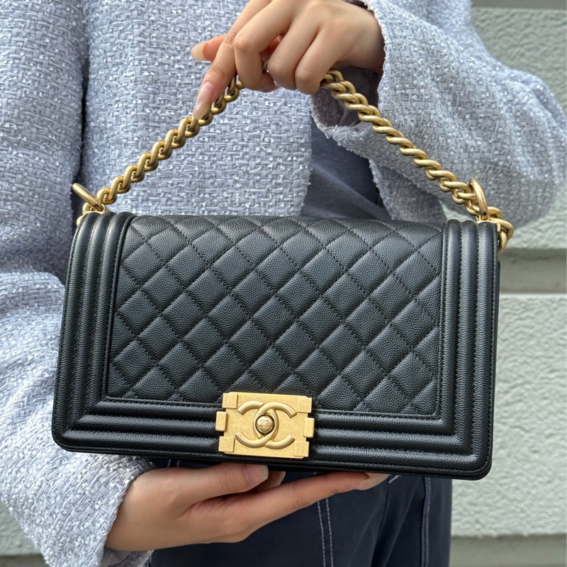 【99.9新 ✨ 全網最低價！】有保卡 Chanel香奈兒 Leboy 中號 黑金 荔枝牛皮 現貨好價❤️-4