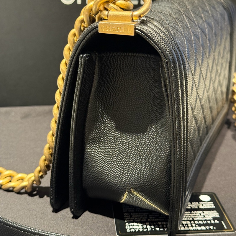 【99.9新 ✨ 全網最低價！】有保卡 Chanel香奈兒 Leboy 中號 黑金 荔枝牛皮 現貨好價❤️-7