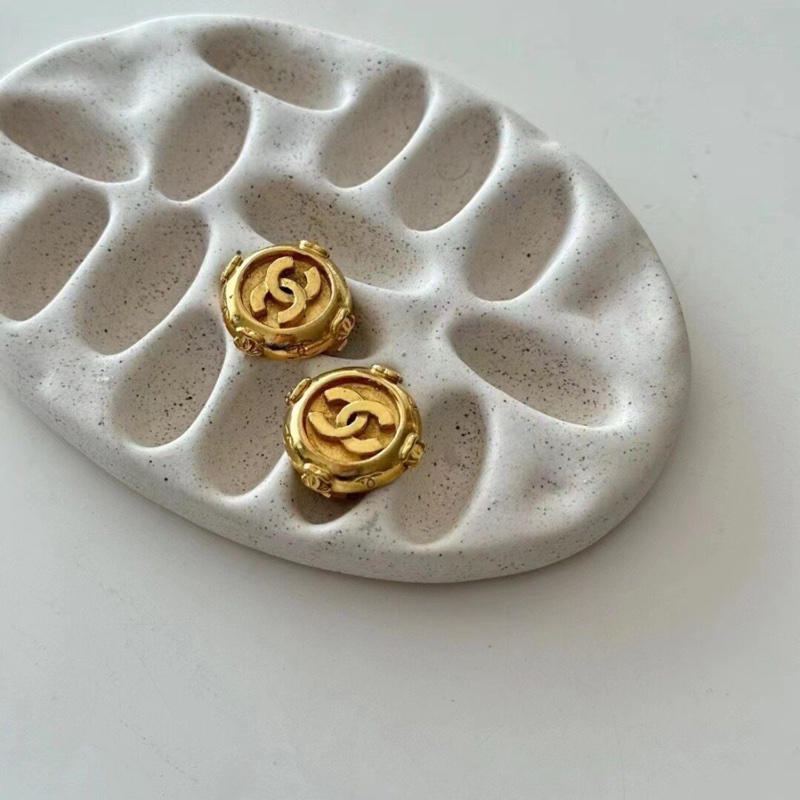 【小眾高品味✨經典雙C✨全網最低價】Chanel船錨浮雕雙C logo耳夾-1