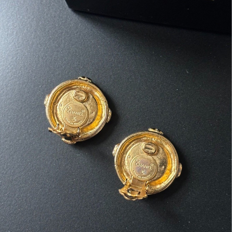 【小眾高品味✨經典雙C✨全網最低價】Chanel船錨浮雕雙C logo耳夾-4