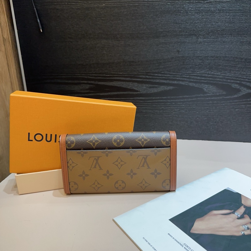 LV 雙色原花金釦達芙妮12卡下蓋長夾-1