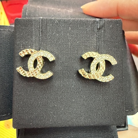 香奈兒。coco 菱格紋雙c小耳環。
