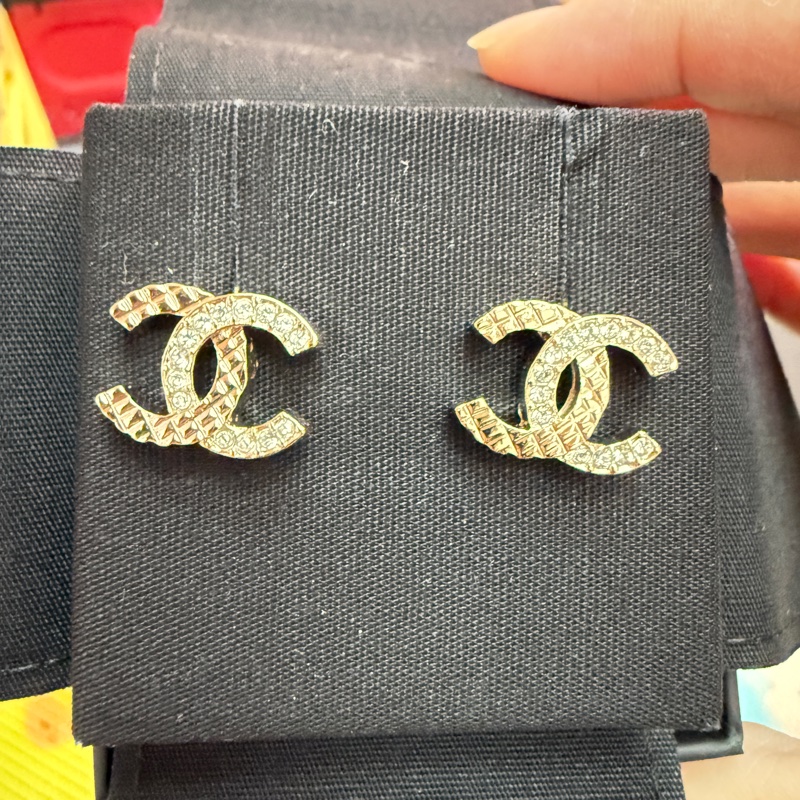 香奈兒。coco 菱格紋雙c小耳環。-0