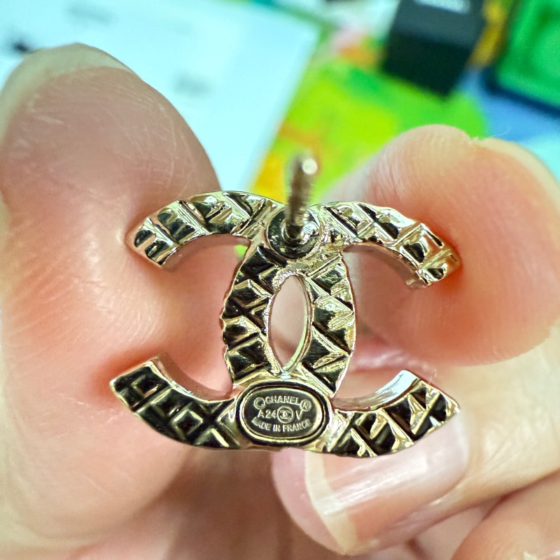 香奈兒。coco 菱格紋雙c小耳環。-1