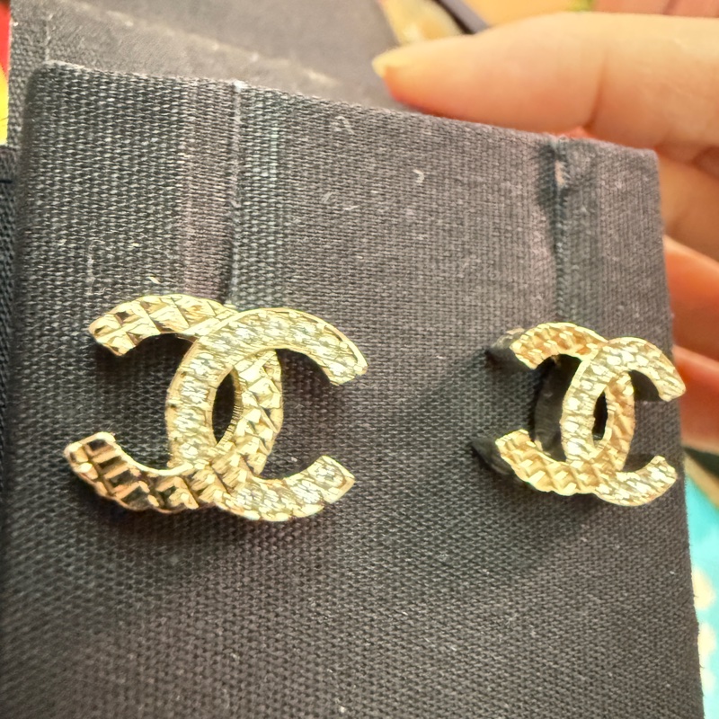香奈兒。coco 菱格紋雙c小耳環。-5
