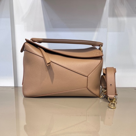 Loewe沙色粒面牛皮金釦中號Puzzle Edge手提肩斜背包