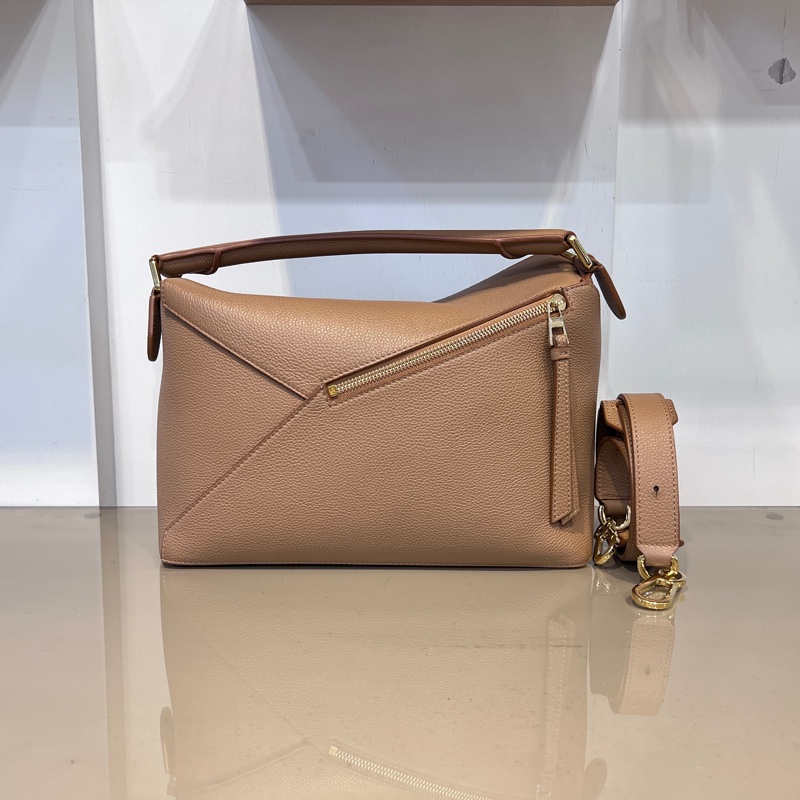 Loewe沙色粒面牛皮金釦中號Puzzle Edge手提肩斜背包-1