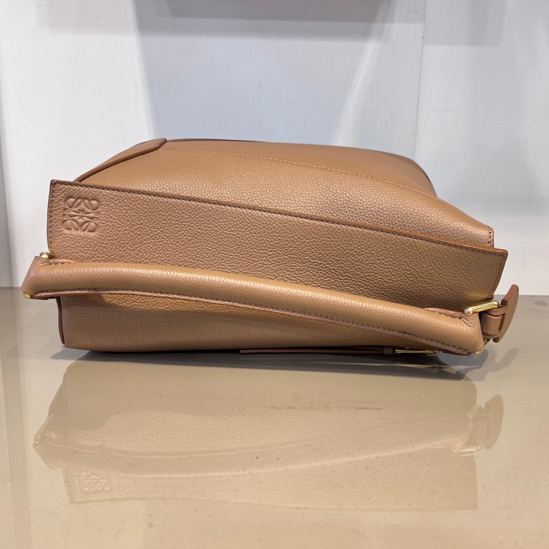 Loewe沙色粒面牛皮金釦中號Puzzle Edge手提肩斜背包-4