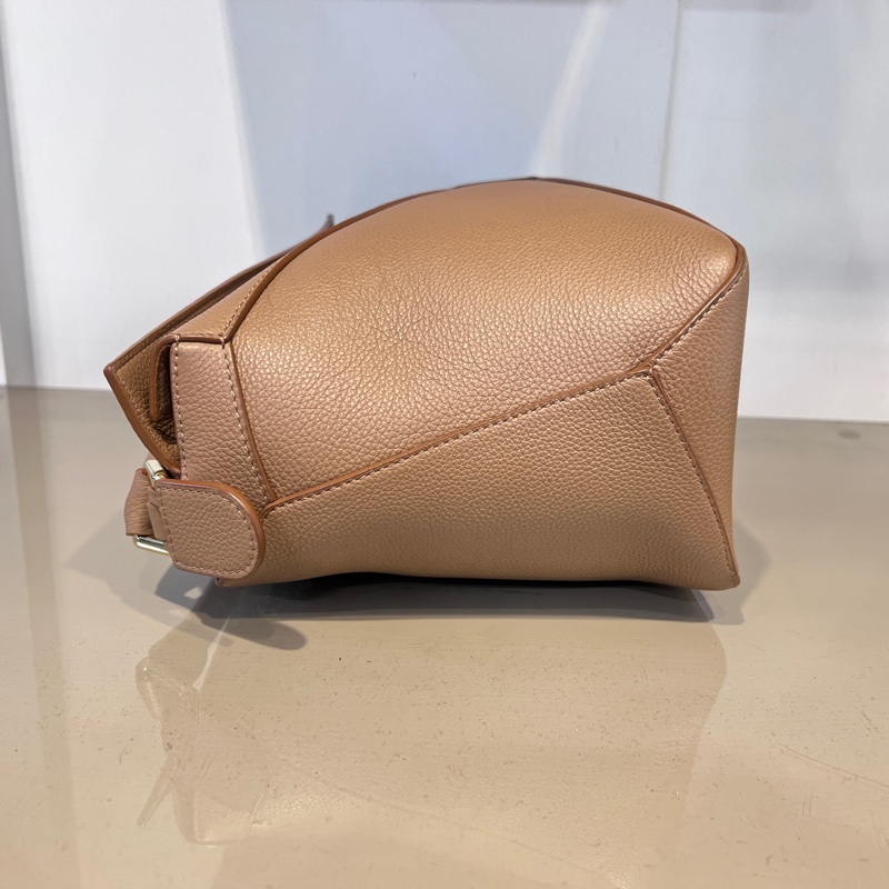 Loewe沙色粒面牛皮金釦中號Puzzle Edge手提肩斜背包-5