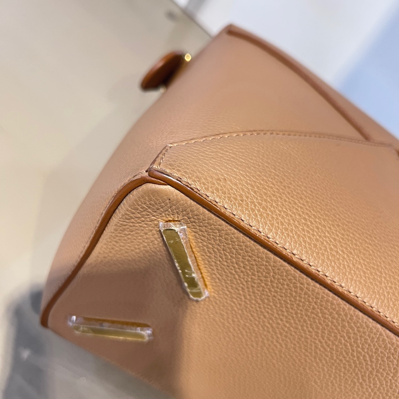 Loewe沙色粒面牛皮金釦中號Puzzle Edge手提肩斜背包-9