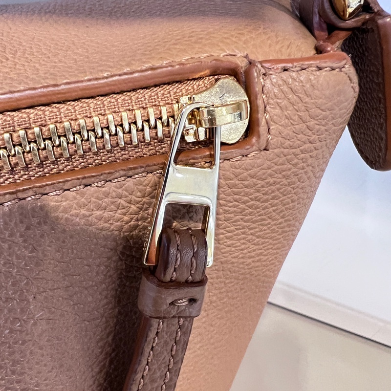 Loewe沙色粒面牛皮金釦中號Puzzle Edge手提肩斜背包-14