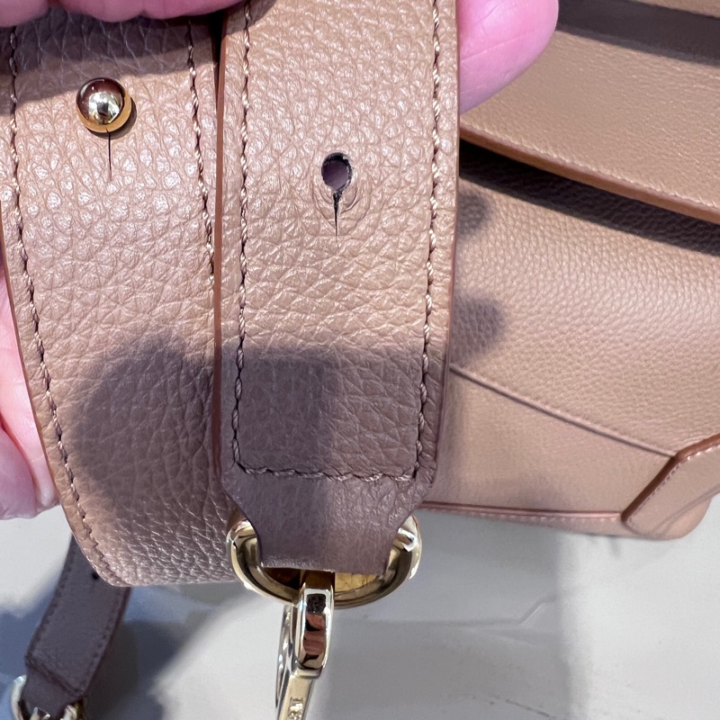 Loewe沙色粒面牛皮金釦中號Puzzle Edge手提肩斜背包-17