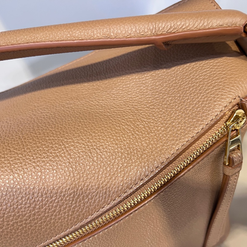 Loewe沙色粒面牛皮金釦中號Puzzle Edge手提肩斜背包-18