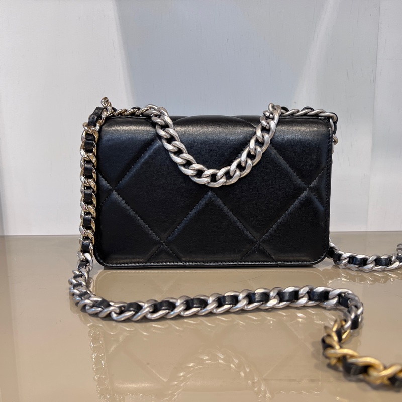 Chanel 黑羊皮大菱格紋19WOC霧銀釦3色鏈手提斜背包-1