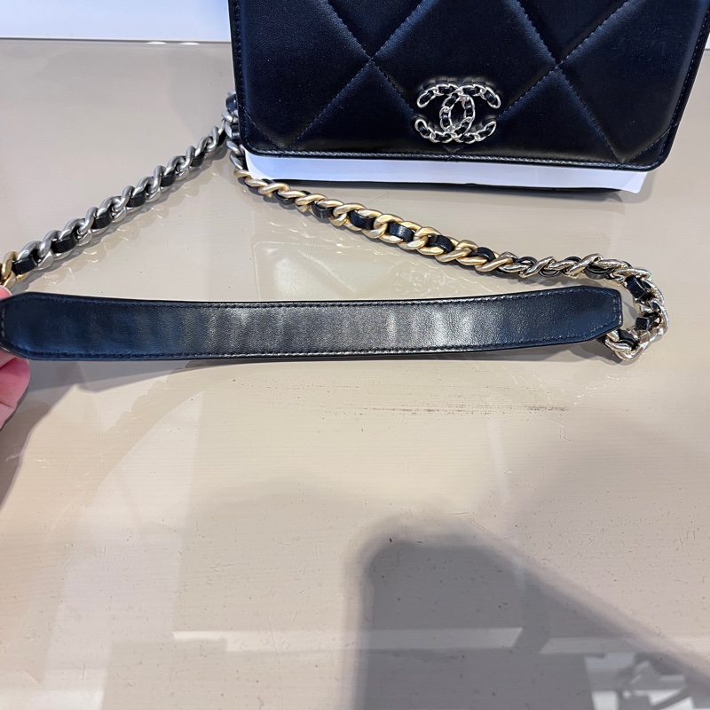 Chanel 黑羊皮大菱格紋19WOC霧銀釦3色鏈手提斜背包-12