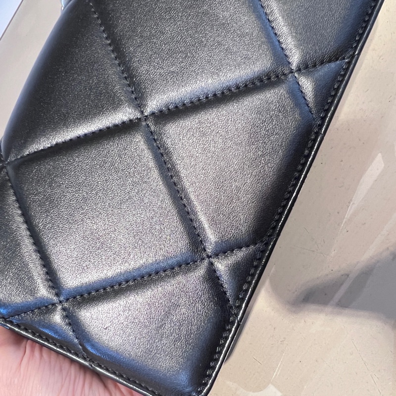 Chanel 黑羊皮大菱格紋19WOC霧銀釦3色鏈手提斜背包-17