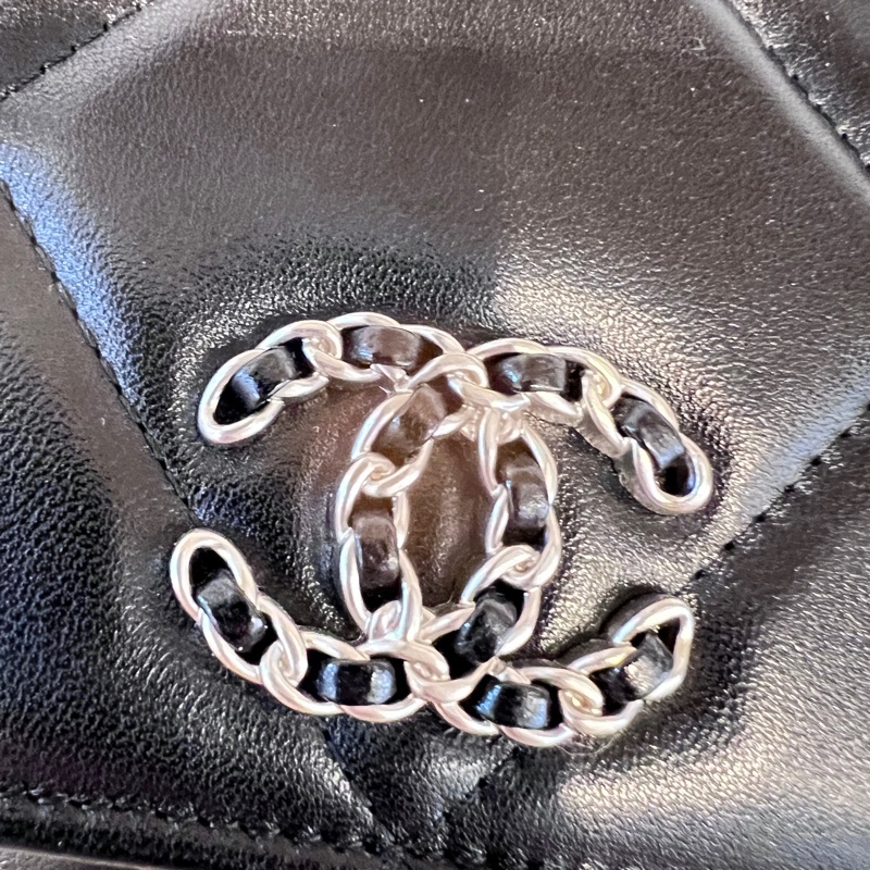 Chanel 黑羊皮大菱格紋19WOC霧銀釦3色鏈手提斜背包-15