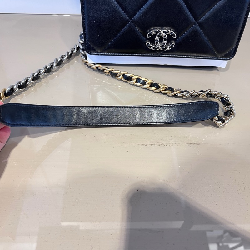Chanel 黑羊皮大菱格紋19WOC霧銀釦3色鏈手提斜背包-16