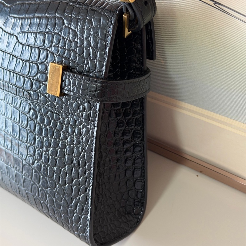 YSL 曼哈頓鰐魚壓紋牛皮黑金 小號 尺寸約24×18×6cm 附件:肩帶 防塵袋-5
