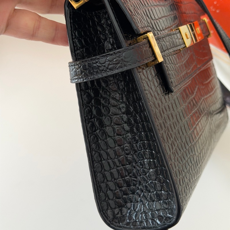 YSL 曼哈頓鰐魚壓紋牛皮黑金 小號 尺寸約24×18×6cm 附件:肩帶 防塵袋-6