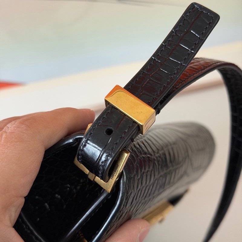 YSL 曼哈頓鰐魚壓紋牛皮黑金 小號 尺寸約24×18×6cm 附件:肩帶 防塵袋-7