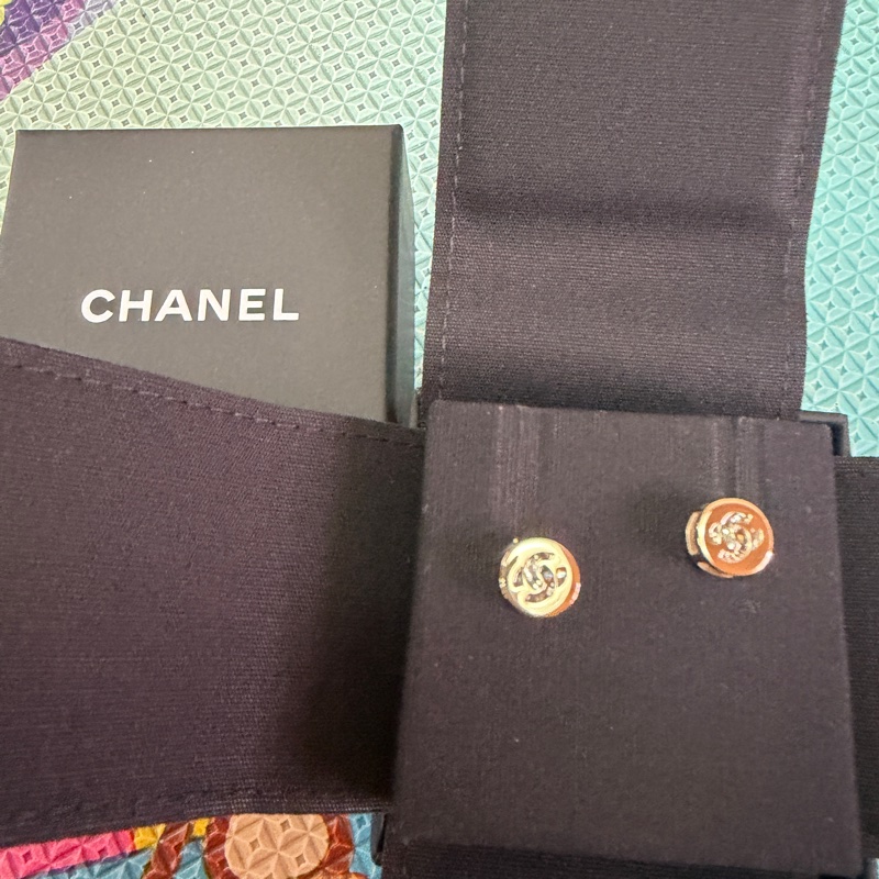 香奈兒。24b小金豆耳環。-0