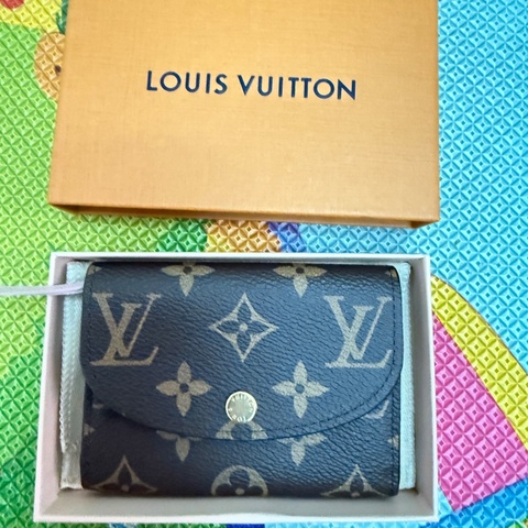 ：LV老花櫻花粉對夾、零錢包