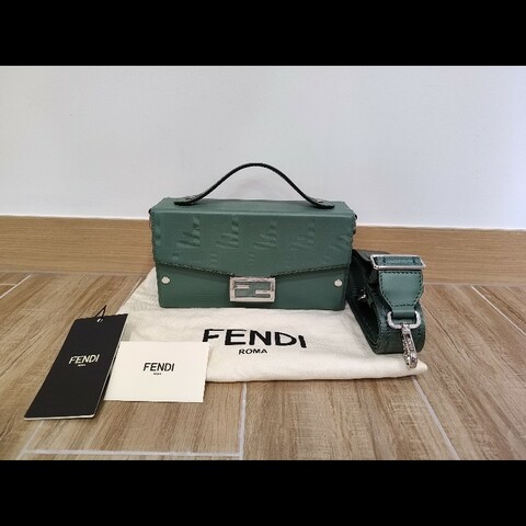 FENDI  芬迪 7VA565  莫藍迪綠色 FF LOGO Baguette Soft Trunk 壓花牛皮  硬殼硬箱軟箱 貝貴提斜背包肩背包手提包 全新