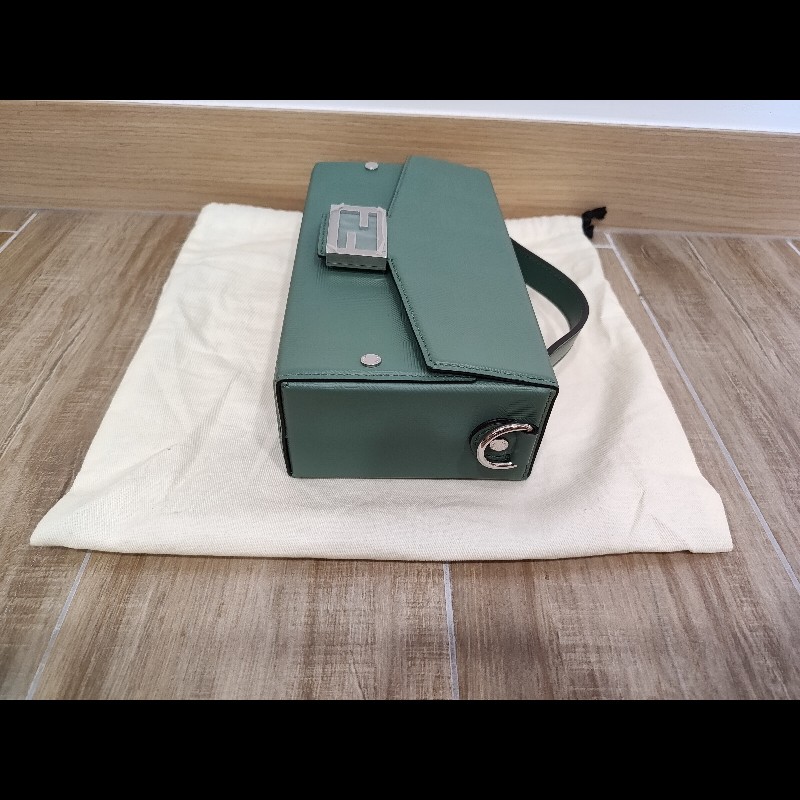 FENDI  芬迪 7VA565  莫藍迪綠色 FF LOGO Baguette Soft Trunk 壓花牛皮  硬殼硬箱軟箱 貝貴提斜背包肩背包手提包 全新-2