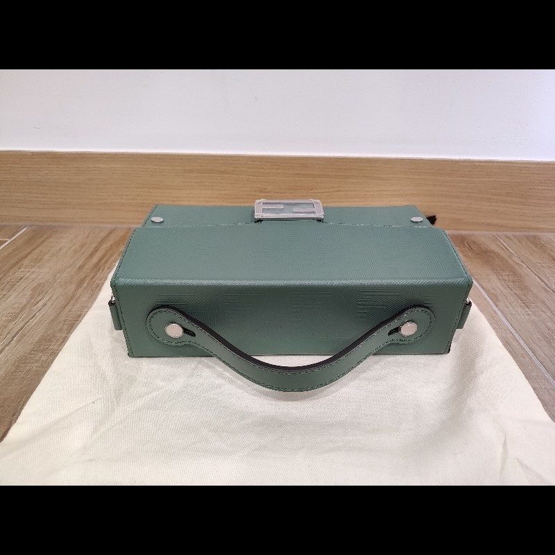 FENDI  芬迪 7VA565  莫藍迪綠色 FF LOGO Baguette Soft Trunk 壓花牛皮  硬殼硬箱軟箱 貝貴提斜背包肩背包手提包 全新-3