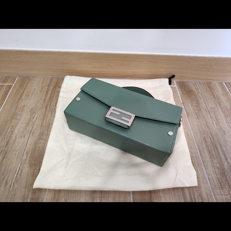 FENDI  芬迪 7VA565  莫藍迪綠色 FF LOGO Baguette Soft Trunk 壓花牛皮  硬殼硬箱軟箱 貝貴提斜背包肩背包手提包 全新-7