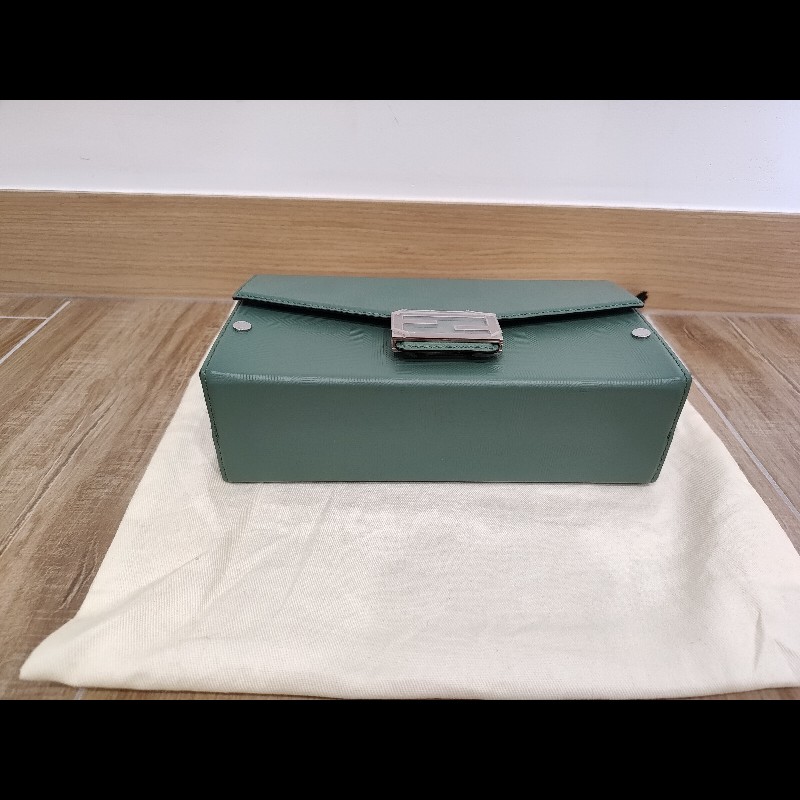 FENDI  芬迪 7VA565  莫藍迪綠色 FF LOGO Baguette Soft Trunk 壓花牛皮  硬殼硬箱軟箱 貝貴提斜背包肩背包手提包 全新-9