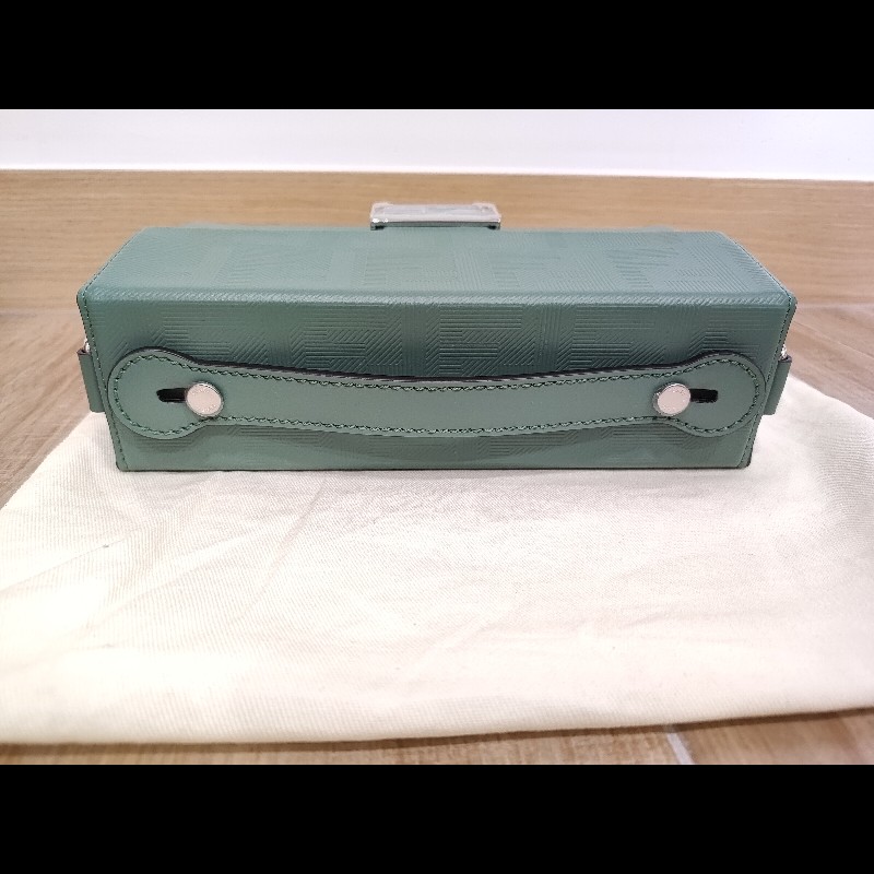 FENDI  芬迪 7VA565  莫藍迪綠色 FF LOGO Baguette Soft Trunk 壓花牛皮  硬殼硬箱軟箱 貝貴提斜背包肩背包手提包 全新-12