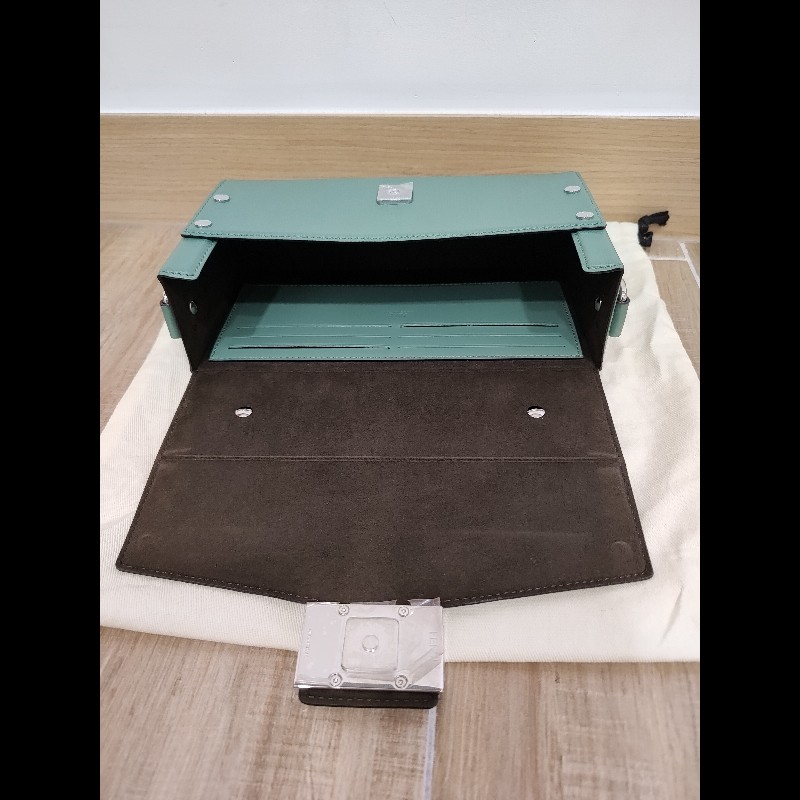 FENDI  芬迪 7VA565  莫藍迪綠色 FF LOGO Baguette Soft Trunk 壓花牛皮  硬殼硬箱軟箱 貝貴提斜背包肩背包手提包 全新-13