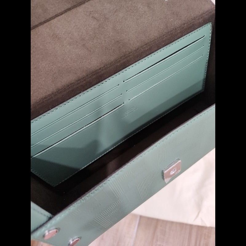 FENDI  芬迪 7VA565  莫藍迪綠色 FF LOGO Baguette Soft Trunk 壓花牛皮  硬殼硬箱軟箱 貝貴提斜背包肩背包手提包 全新-14