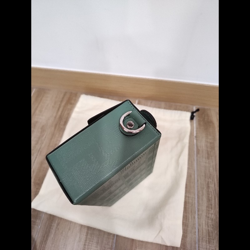 FENDI  芬迪 7VA565  莫藍迪綠色 FF LOGO Baguette Soft Trunk 壓花牛皮  硬殼硬箱軟箱 貝貴提斜背包肩背包手提包 全新-16