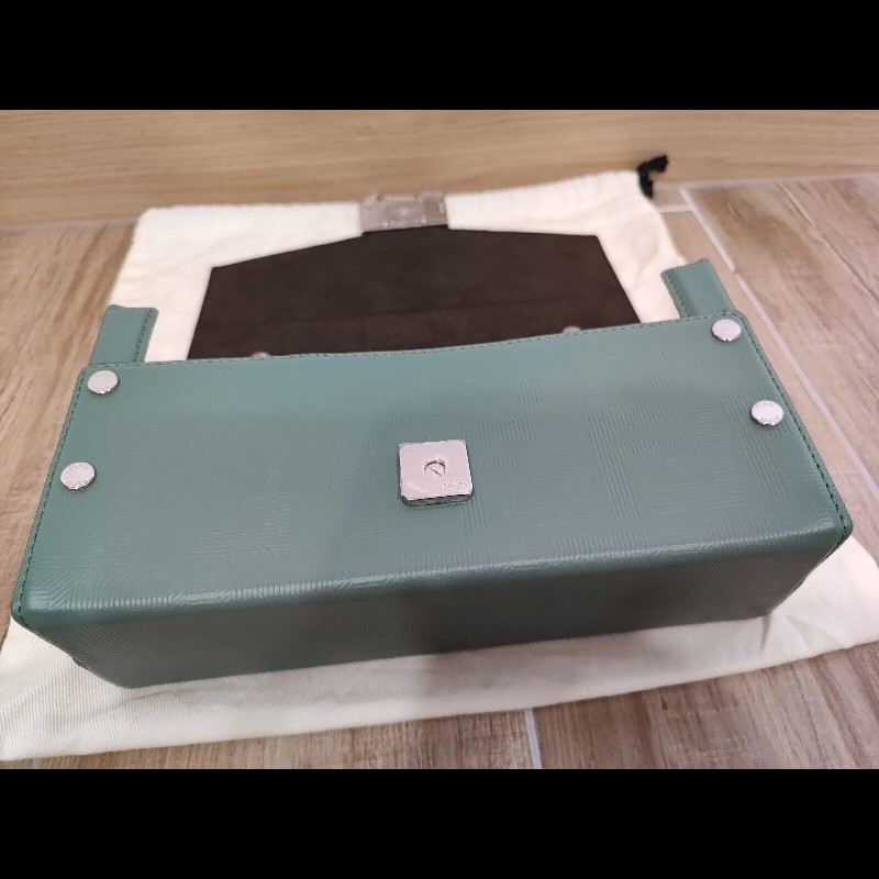 FENDI  芬迪 7VA565  莫藍迪綠色 FF LOGO Baguette Soft Trunk 壓花牛皮  硬殼硬箱軟箱 貝貴提斜背包肩背包手提包 全新-17