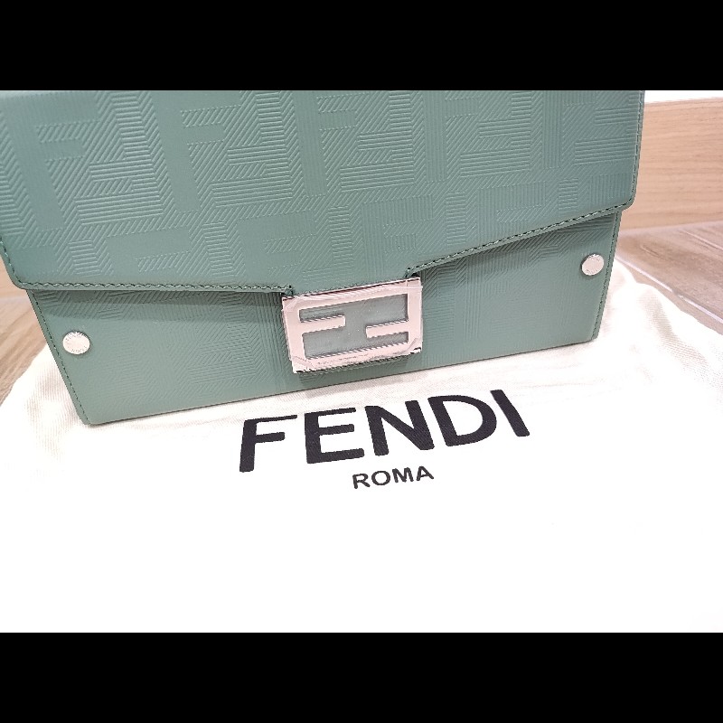 FENDI  芬迪 7VA565  莫藍迪綠色 FF LOGO Baguette Soft Trunk 壓花牛皮  硬殼硬箱軟箱 貝貴提斜背包肩背包手提包 全新-18