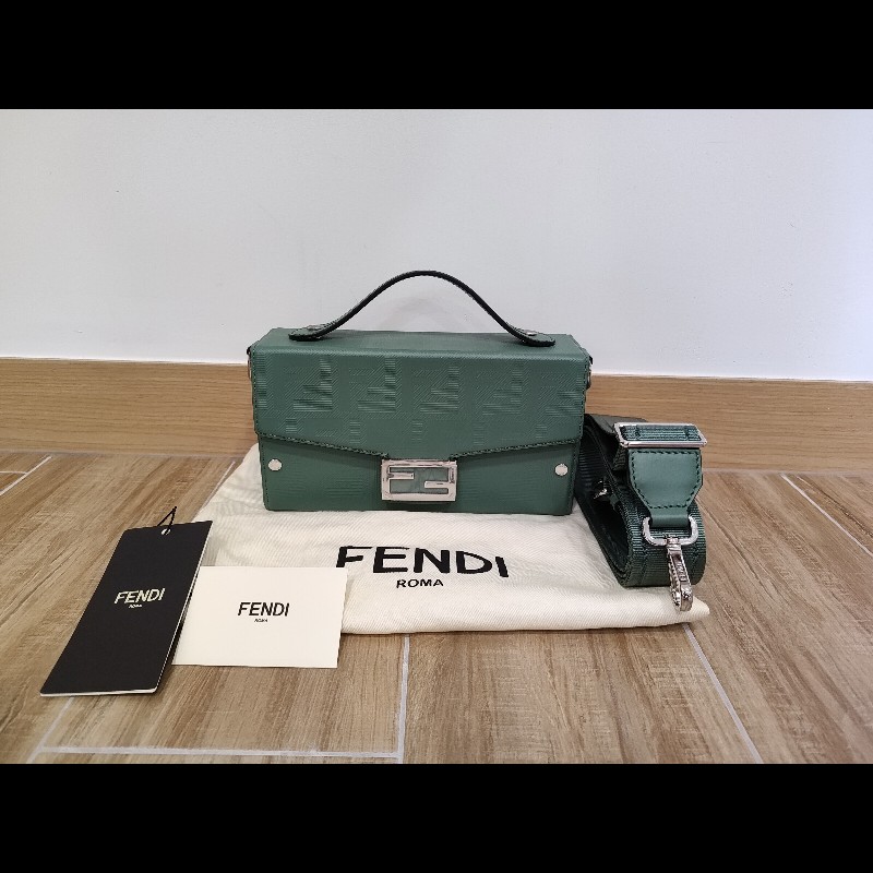 FENDI  芬迪 7VA565  莫藍迪綠色 FF LOGO Baguette Soft Trunk 壓花牛皮  硬殼硬箱軟箱 貝貴提斜背包肩背包手提包 全新-23