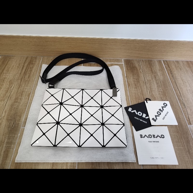 ISSEY MIYAKE 三宅一生 BAOBAO 經典金剛色白色三角格 3x4 小型 斜背包護照包肩背包爆爆包 全新-0