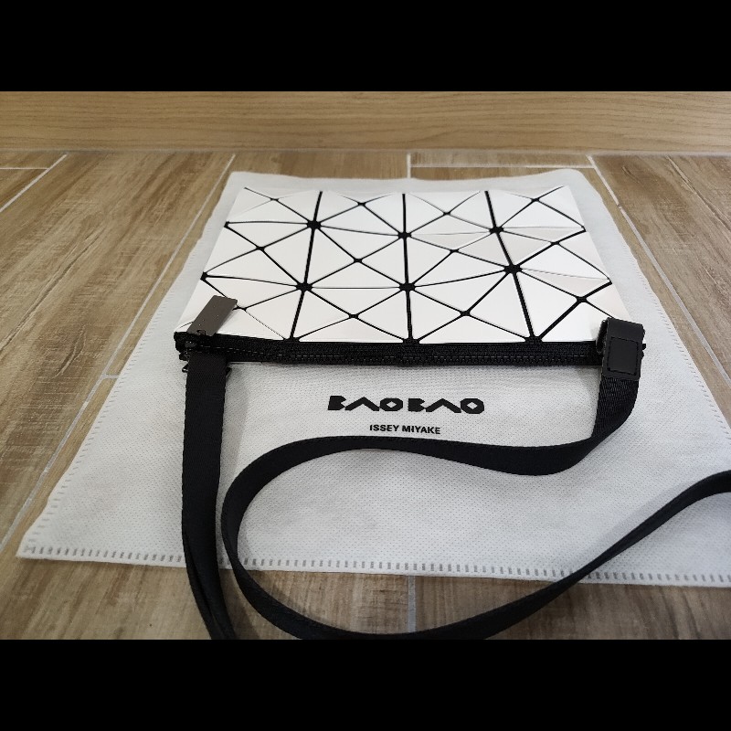 ISSEY MIYAKE 三宅一生 BAOBAO 經典金剛色白色三角格 3x4 小型 斜背包護照包肩背包爆爆包 全新-1