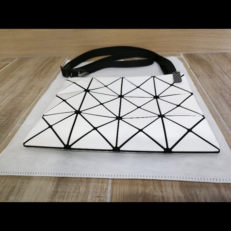 ISSEY MIYAKE 三宅一生 BAOBAO 經典金剛色白色三角格 3x4 小型 斜背包護照包肩背包爆爆包 全新-2